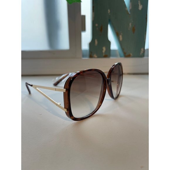 Modern Day Lux‎ Round Frame Cut Out Temple Detail Sunglasses Tortoise main image 4